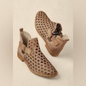 Musse & Cloud Caila Taupe Cutout Western Flat Ankle Booties